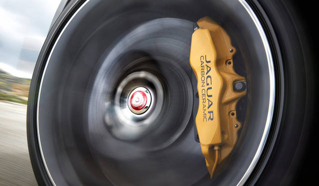 カーボン セラミック マトリックスブレーキはオプションで用意される