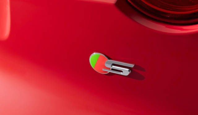 Fタイプ クーペに限ったことではないが、「S」と「R」では丸のカラーリングもことなる