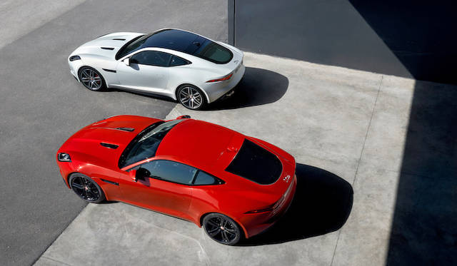 奥がFタイプ R クーペ、手前はFタイプ S クーペ