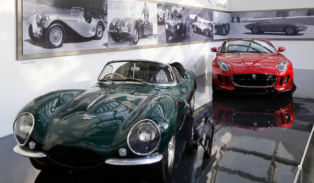 L.A.オートショーで展示されるFタイプ クーペ。手前は、1956年のジャガー「XKSS」。スティーブ・マックイーン氏が所有していたその個体だという