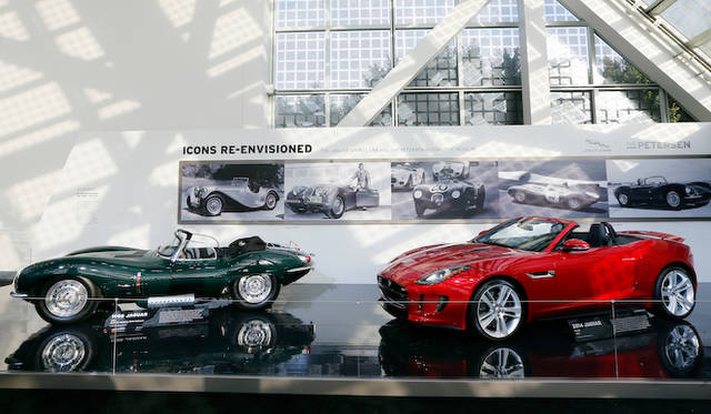 L.A.オートショーで展示されるFタイプ クーペ。左は、スティーブ・マックイーン氏が所有していた、1956年のジャガー「XKSS」
