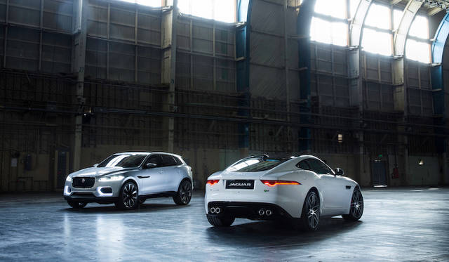 奥はおなじくL.A.オートショーで展示されていた、SUVコンセプトモデル「C-X17」