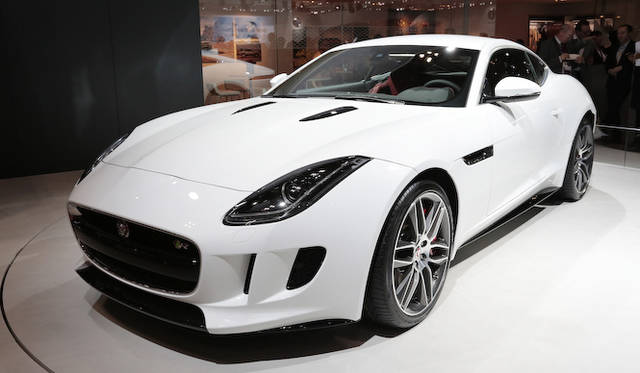 東京モーターショーに展示される、Fタイプクーペ。東京に展示されていたのは、Rクーペだった