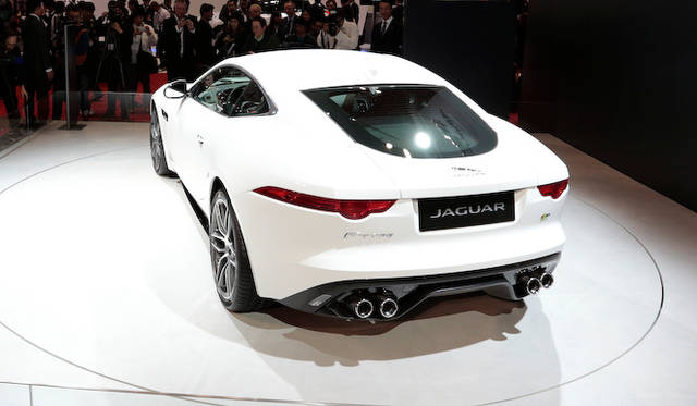 東京モーターショーに展示される、Fタイプクーペ。東京に展示されていたのは、Rクーペだった