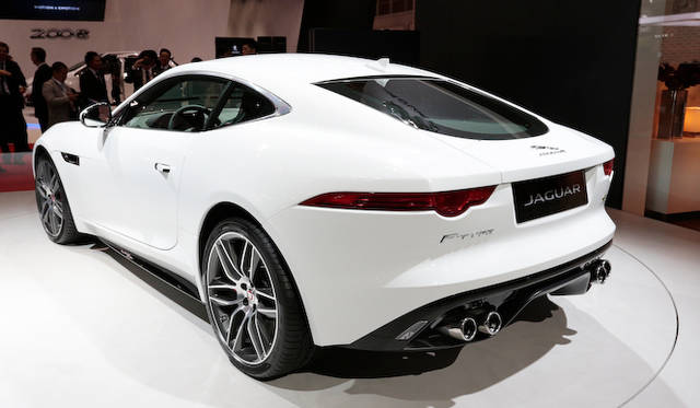 東京モーターショーに展示される、Fタイプクーペ。東京に展示されていたのは、Rクーペだった