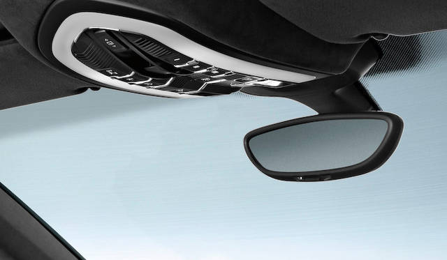 写真は海外仕様（日本仕様の「プラチナエディション」は右ハンドルのみ）