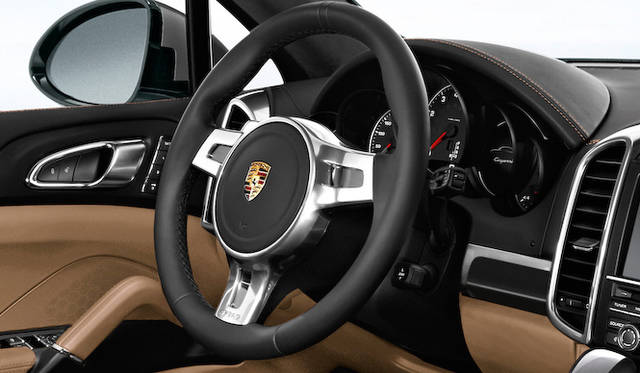 写真は海外仕様（日本仕様の「プラチナエディション」は右ハンドルのみ）