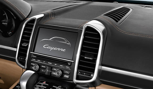 写真は海外仕様（日本仕様の「プラチナエディション」は右ハンドルのみ）