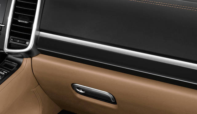 写真は海外仕様（日本仕様の「プラチナエディション」は右ハンドルのみ）