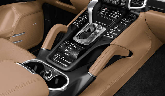 写真は海外仕様（日本仕様の「プラチナエディション」は右ハンドルのみ）