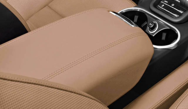 写真は海外仕様（日本仕様の「プラチナエディション」は右ハンドルのみ）