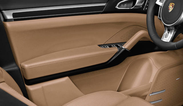 写真は海外仕様（日本仕様の「プラチナエディション」は右ハンドルのみ）