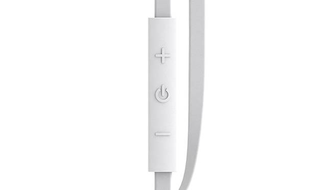 リモコン部で音楽再生や着信対応などの操作が可能 