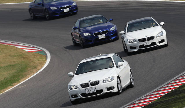 イベントには、前日にデッドヒートを繰りひろげたGTドライバーが登場。そのままタクシードライブのドライバーをつとめた。奥から、ヨルグ・ミューラー選手、谷口信輝選手、片岡龍也選手