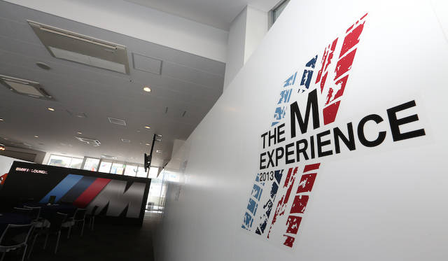 現役で出場するプロドライバーの運転に同乗できる貴重な体験。鈴鹿サーキットをフルにつかい、絶妙なドライビングテクニックや非日常的なドリフト体験を披露してくれた