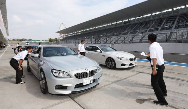 谷口選手がドライバーをつとめる“タクシー”に同乗する大谷達也氏。レースシーンでは見せない、ドリフトテクニックで参加者を楽しませてくれた