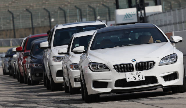 ラウンジルームから見た、ピットロードの景色。鈴鹿には多くのファンが詰め掛けた