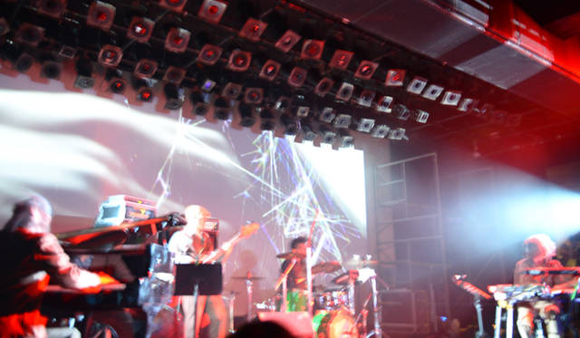 去る11月1日、アルバム発表前に出演した『WORLDWIDE SHOWCASE 2013 ～magic no.9～』のライブ風景　Photograph by Mari Amita