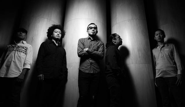 左からベーシストの小泉P克人氏、ドラマーのみどりん、プロデューサーの松浦俊夫氏、ジャズピアニストの伊藤志宏氏、鍵盤奏者の佐野観　Photograph by Mari Amita