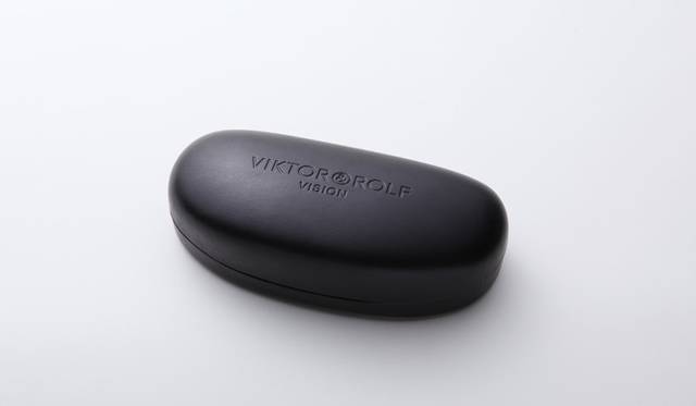 <strong>VIKTOR & ROLF│2011年コレクションの「71-0068」を100本限定で復刻</strong>　サングラスケース