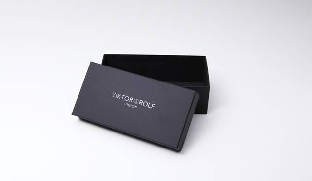 <strong>VIKTOR & ROLF│2011年コレクションの「71-0068」を100本限定で復刻</strong>　ペーパーボックス