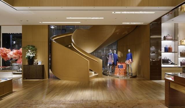 <strong>LOUIS VUITTON｜ルイ・ヴィトン、新宿エリア初の路面店が誕生</strong>　ストアの1階　©LOUIS VUITTON