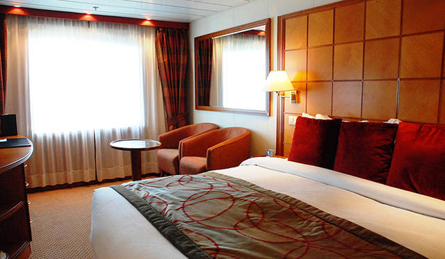 <strong>特集｜ボルドーから英国海峡へ！　探検船で“ラグジュアリーな冒険”を満喫</strong>　ビスタスイートの客室。全室にバスタブを備える豪華さ