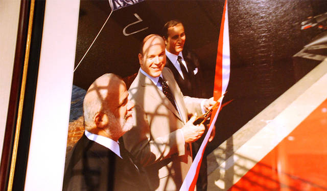 <strong>特集｜ボルドーから英国海峡へ！　探検船で“ラグジュアリーな冒険”を満喫</strong>　船内の廊下には初就航時のモナコのアルベール2世の写真が