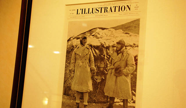 <strong>特集｜ボルドーから英国海峡へ！　探検船で“ラグジュアリーな冒険”を満喫</strong>　南極探検の当時の写真など、探検にまつわるアイテムも飾られる