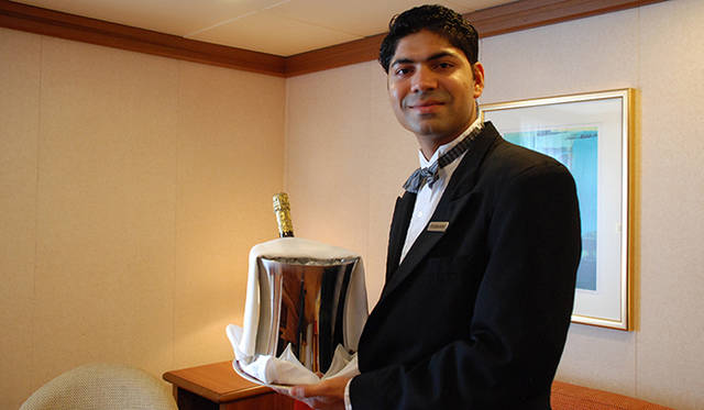 <strong>特集｜ボルドーから英国海峡へ！　探検船で“ラグジュアリーな冒険”を満喫</strong>　身の回りの世話をしてくれたバトラー。荷物のパッキングからモーニングティーまですぐに好みを把握し、パーソナルなサービスをおこなう優秀さ