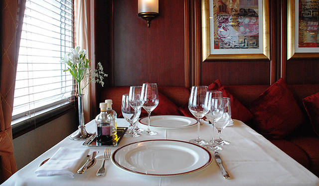 <strong>特集｜ボルドーから英国海峡へ！　探検船で“ラグジュアリーな冒険”を満喫</strong>　ダイニングは1カ所。カジュアルなクルーズは食事の時間が決まっていたり、シングルの場合相席させられることもあるが、シルバー・エクスプローラーではゲストごとのテーブルを用意。自由な時間に利用可能とプライベート感たっぷり