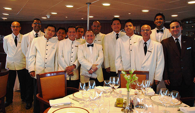 <strong>特集｜ボルドーから英国海峡へ！　探検船で“ラグジュアリーな冒険”を満喫</strong>　経験あるメートルを中心にきめ細かなサービスのレストランスタッフ。小規模のクルーズ船なので名前もすぐに覚えてくれる。実にフレンドリー