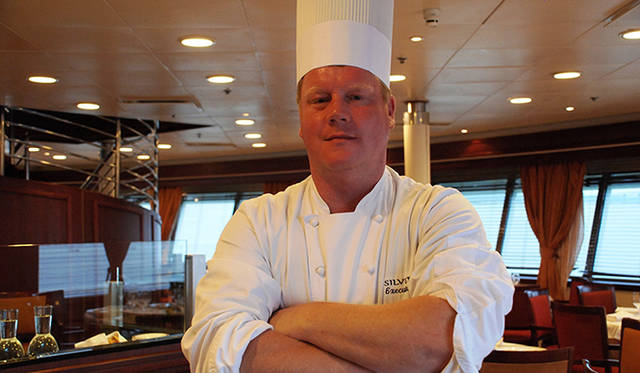 <strong>特集｜ボルドーから英国海峡へ！　探検船で“ラグジュアリーな冒険”を満喫</strong>　エグゼクティブシェフのクリスチャン・アームスター氏。数々のクルーズラインでの経験を持つドイツ生まれのシェフだ