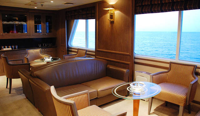 <strong>特集｜ボルドーから英国海峡へ！　探検船で“ラグジュアリーな冒険”を満喫</strong>　デッキ5にはヒュミドールも。隣接してバーラウンジがあり、ジェントルマンたちの社交場となる。ちなみにカジノはない