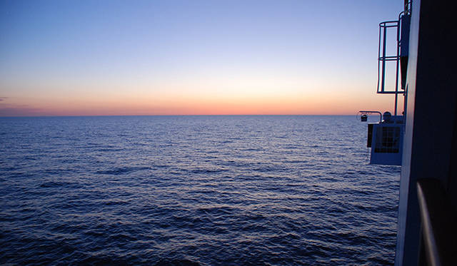 <strong>特集｜ボルドーから英国海峡へ！　探検船で“ラグジュアリーな冒険”を満喫</strong>　寄港しない終日航海日もまた楽しい。ベランダから刻々と色を変える水平線を望む贅沢。ルームサービスや無料のオンデマンド映画をスイートで楽しんだり、ラウンジでアフタヌーンティーを堪能するなどお楽しみは充実