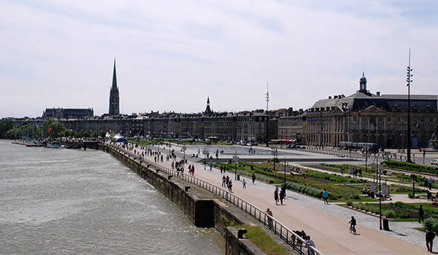 <strong>特集｜ボルドーから英国海峡へ！　探検船で“ラグジュアリーな冒険”を満喫</strong>　美しいボルドーの旧市街。世界遺産にも登録される文化と歴史の街。カンコンス広場に停泊したシルバー・エクスプローラーからはこんな美しい風景を臨む