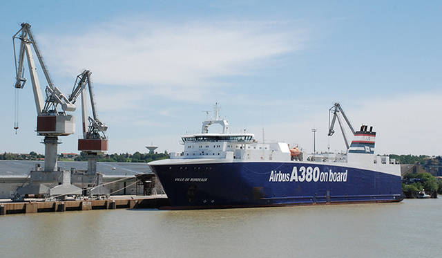 <strong>特集｜ボルドーから英国海峡へ！　探検船で“ラグジュアリーな冒険”を満喫</strong>　ジロンド川を航行中にはさまざなタンカーとすれ違う。航空産業都市トゥールーズを拠点とするエアバス社の最新鋭の総2階建て機、「A380」のパーツを乗せたこんな船も。航空マニアにはたまらない