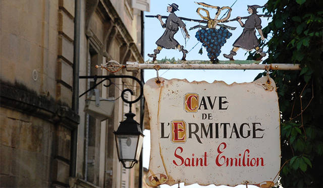 <strong>特集｜ボルドーから英国海峡へ！　探検船で“ラグジュアリーな冒険”を満喫</strong>　サンテミリオンの中心は徒歩で回れる広さ。ビストロ、ワインショップ、カフェなどが集まる