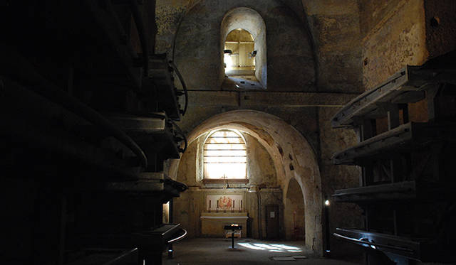 <strong>特集｜ボルドーから英国海峡へ！　探検船で“ラグジュアリーな冒険”を満喫</strong>　9世紀から12世紀にかけて、地下の石灰岩層の一枚岩を削り、くり抜いて造られたモノリス教会