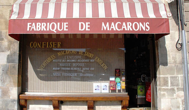 <strong>特集｜ボルドーから英国海峡へ！　探検船で“ラグジュアリーな冒険”を満喫</strong>　ここがマカロンの元祖といわれるマダム・ブランシェの店。気をつけないと通り過ぎてしまうほどの慎ましさだ。目印は赤と白のストライプの日よけ