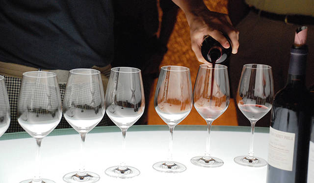 <strong>特集｜ボルドーから英国海峡へ！　探検船で“ラグジュアリーな冒険”を満喫</strong>　クルーズゲストだけのために、醸造所内でテイスティング。4種類の赤を試飲