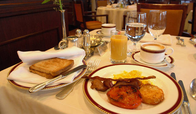 <strong>特集｜ボルドーから英国海峡へ！　探検船で“ラグジュアリーな冒険”を満喫</strong>　船内での優雅な朝食。自分のためだけのテーブルで、ゆったりと。この頃にはスタッフもわたしの名前と顔を覚えてくれる