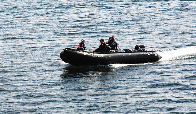 <strong>特集｜ボルドーから英国海峡へ！　探検船で“ラグジュアリーな冒険”を満喫</strong>　豪快に疾走するゾディアック。ゲストに合わせスピードを加減しながら操縦するのは、エクスペディション・チームの優秀なるリーダー、フアン・カルロス