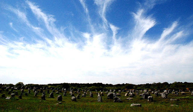 <strong>特集｜ボルドーから英国海峡へ！　探検船で“ラグジュアリーな冒険”を満喫</strong>　圧巻のメネク列石。大地を走るパワーラインとされる「レイライン」と関係があるのでは……など、古代ミステリーには欠かせない存在だ