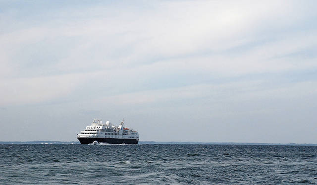 <strong>特集｜ボルドーから英国海峡へ！　探検船で“ラグジュアリーな冒険”を満喫</strong>　沖に停泊したシルバー・エクスプローラー。エクスカーションを終えて船に戻ると、スタッフやバトラーが「お帰りなさい！」と笑顔で出迎えてくれるのがうれしい