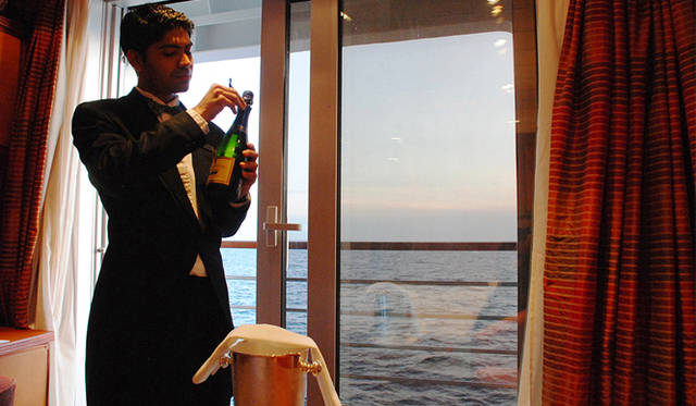 <strong>特集｜ボルドーから英国海峡へ！　探検船で“ラグジュアリーな冒険”を満喫</strong>　部屋のミニバーはシャンパンも含め、すべて料金に含まれるため無料。冷たいシャンパンを頼むとバトラーがサーヴしてくれる