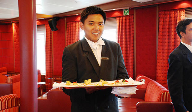 <strong>特集｜ボルドーから英国海峡へ！　探検船で“ラグジュアリーな冒険”を満喫</strong>　終日航海日はさまざまなプログラムが。アフタヌーンティーも高級感があり、ラウンジは社交の場として華やぐ  