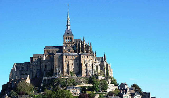 <strong>特集｜ボルドーから英国海峡へ！　探検船で“ラグジュアリーな冒険”を満喫</strong>　世界遺産モン・サン・ミッシェル。さすがにここは日本人観光客の姿が多い。干潟に浮かぶ天空の大聖堂はいつ見ても荘厳