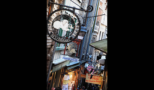 <strong>特集｜ボルドーから英国海峡へ！　探検船で“ラグジュアリーな冒険”を満喫</strong>　島内に入るとレストラン、土産店、カフェなどが両脇に並び、観光客でにぎわう。ここからさらに横に細い路地があり、裏側にある住宅街やホテルなどへと続く