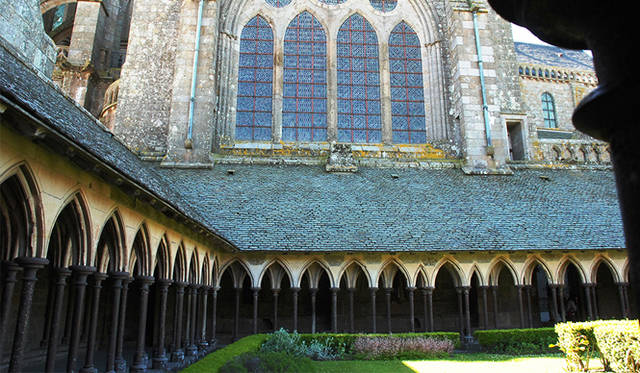 <strong>特集｜ボルドーから英国海峡へ！　探検船で“ラグジュアリーな冒険”を満喫</strong>　モン・サン・ミッシェルの内部で最も美しいとされる中庭。大勢の観光客が記念写真を撮る人気スポットでもある